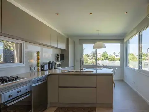 Casa en Venta con 5 cocheras