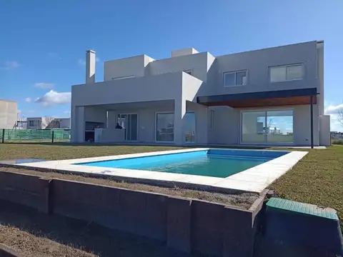 Casa Moderna Al Agua | A Estrenar | Barrio Muelles.