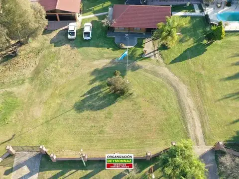 Casa con importante parque, piscina y quincho en Colón