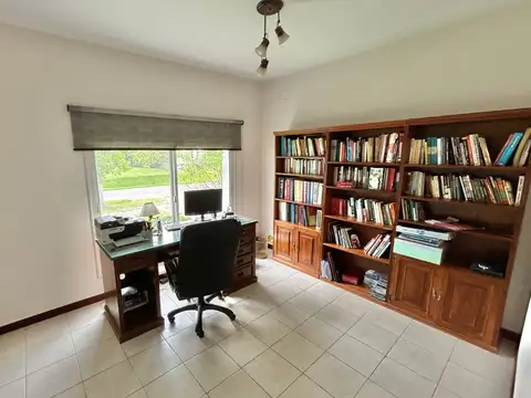 Casa 8 ambientes con 4 baños