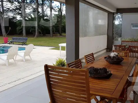 Casa en Alquiler con 4 cocheras