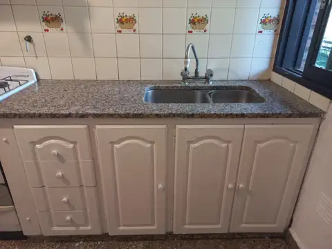 Amplio departamento 2 ambientes, s/expensas