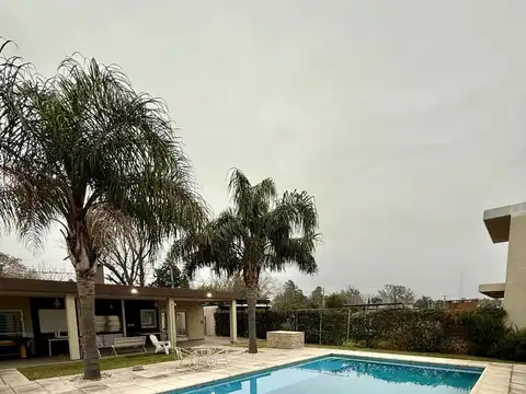 Casa en Venta con 4 cocheras