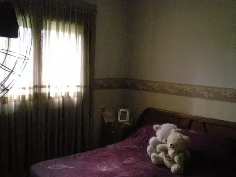 Departamento de cuatro ambientes con cochera cubierta.