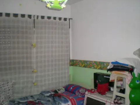 Departamento de cuatro ambientes con cochera cubierta.