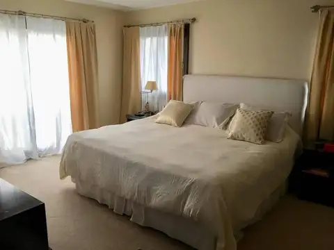 RETASADA  EN VENTA muy linda casa estilo clásica sobre lote interno - Barrio La Alameda - Nordelta