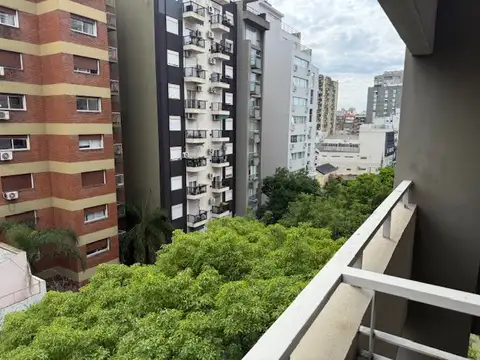 EXCELENTE GRAN AMBIENTE CON BALCON NUEVO