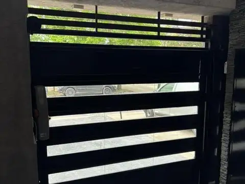 EXCEPCIONAL COCHERA CUBIERTA, EN INMEJORABLE UBICACIÓN!