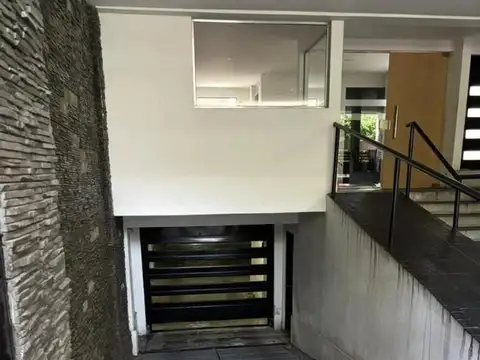 EXCEPCIONAL COCHERA CUBIERTA, EN INMEJORABLE UBICACIÓN!