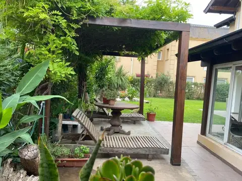 Casa en Alquiler con 1 cochera