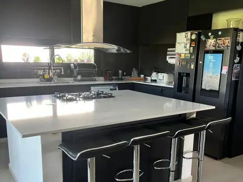 Casa 6 ambientes con 4 baños