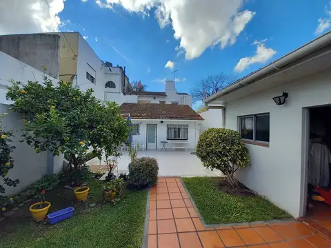 Venta casa con cochera patio y quincho Lanus