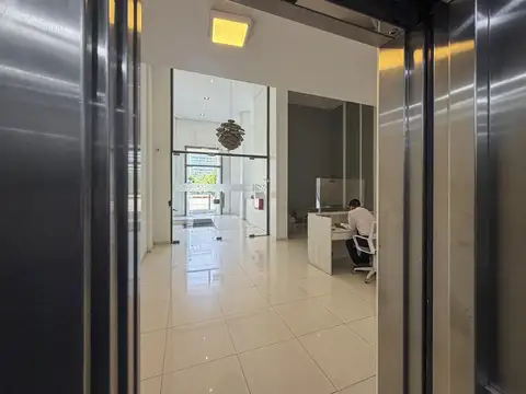 Oficina de 2 ambientes con baños comunes y seguridad en Ciudad Ribera