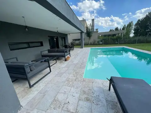 Casa en Venta con 3 cocheras