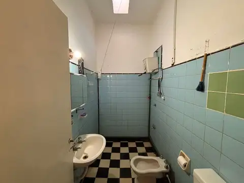 VENDO CASA SOBRE BV. BUENOS AIRES /AMPLIO TERRENO