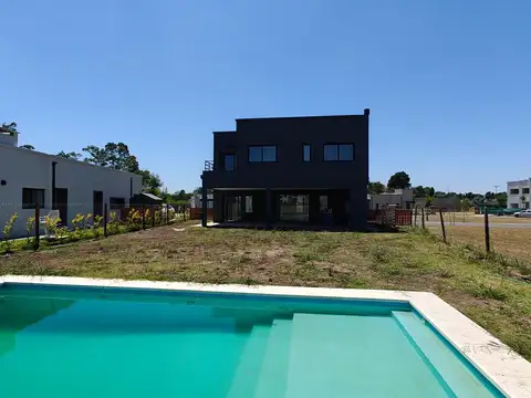 Casa 4 ambientes con 2 baños