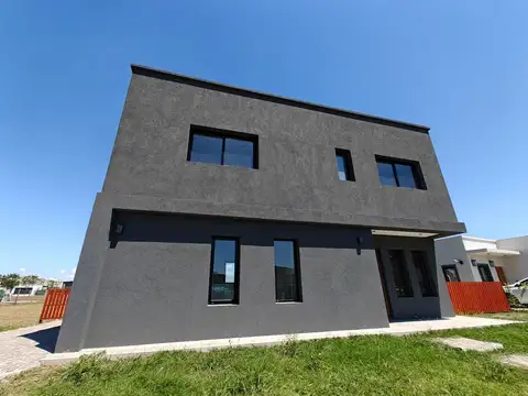 Casa en dos plantas con pileta y al verde en San Pablo Pilar