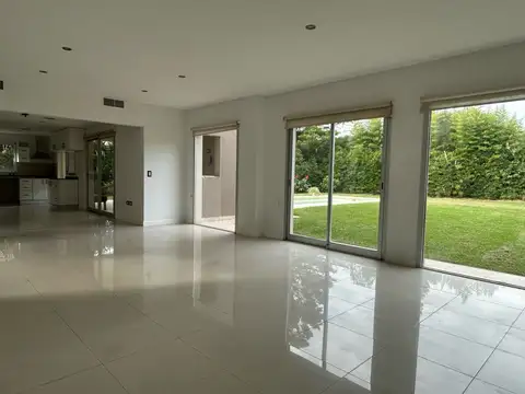 Casa 5 ambientes con 4 baños