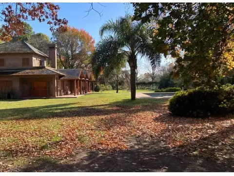 Venta Casa 3 Dormitorios 3200m2  De Parque - Funes Garita 13