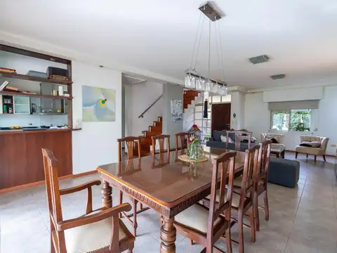Casa 6 ambientes con 3 baños