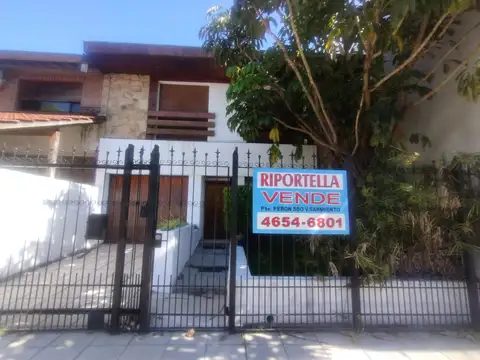 Importante chalet en 2 plantas con 4 dormitorios, 3 baños, fondo y pileta.