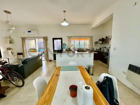 Casa de dos plantas en venta en Funes