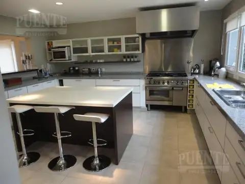 Casa en Venta con 2 cocheras