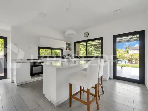 Casa en Venta con 4 cocheras