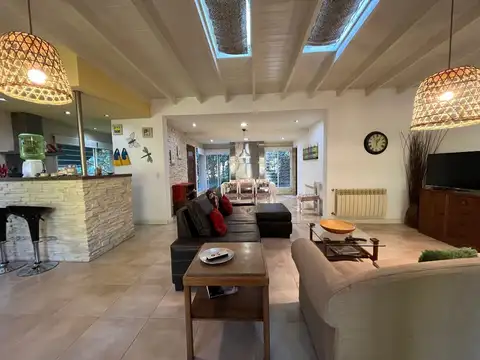 Casa 4 ambientes con 2 baños