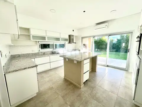 Casa 6 ambientes con 3 baños