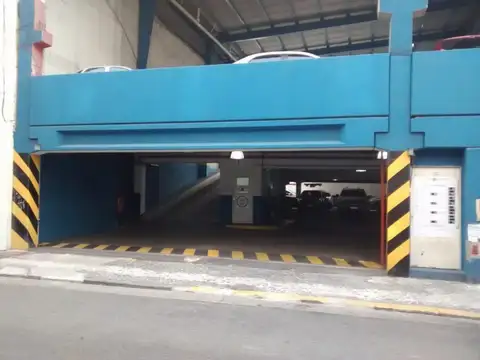 Excelente Propiedad Comercial de Cocheras 1.200 metros cuadrados en planta baja y primer piso