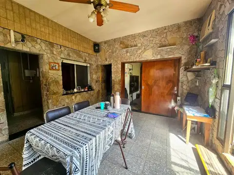 Casa 10 ambientes con 2 baños