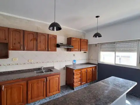 ALQUILER 3 AMB EN 2 PLANTAS CON BALCON AL FRENTE