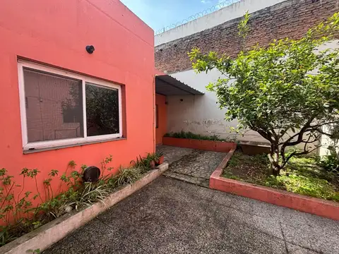 CASA P/2 FLIAS LOTE 300 M2 LANUS V.ALSINA. PERMUTA