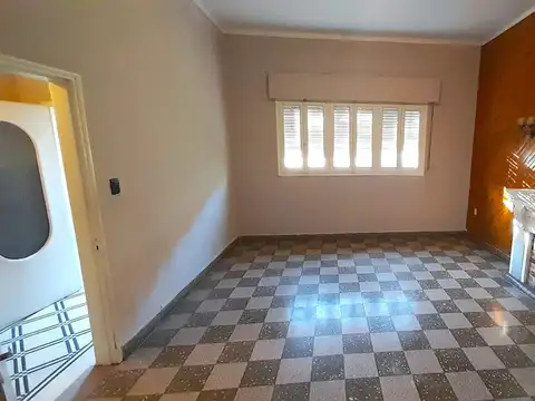 VENTA - PLANTA BAJA DE 2 DORMITORIOS CON COCHERA