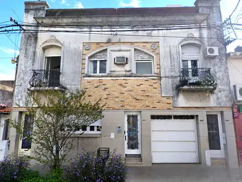 VENTA - PLANTA BAJA DE 2 DORMITORIOS CON COCHERA