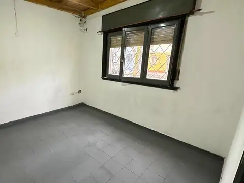 CASA 4 AMBIENTES VENTA MONTE GRANDE CENTRO JARDIN