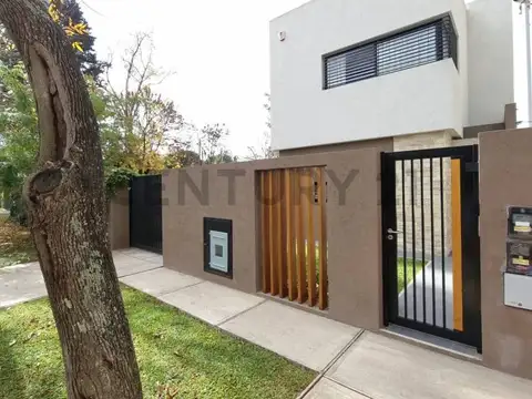 Casa Duplex con pileta entre caminos  Apto Banco City Bell