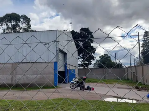 Importante galpón en alquiler - San Salvador al 9700