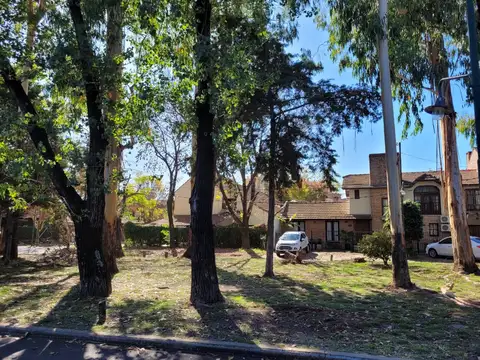 Solido Chalet 3/4 Amb- Cochera Cub. x 2 - Jardin - Patio- Tza con parrilla-