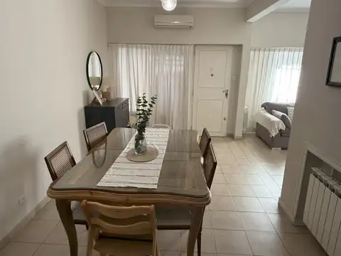 Venta Casa como nueva 4 Amb 2 Baños Garaje Fondo