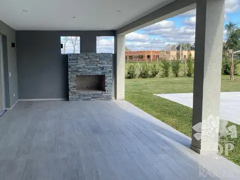 Casa en Venta con 4 cocheras