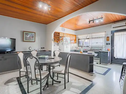Casa 5 ambientes con 3 baños