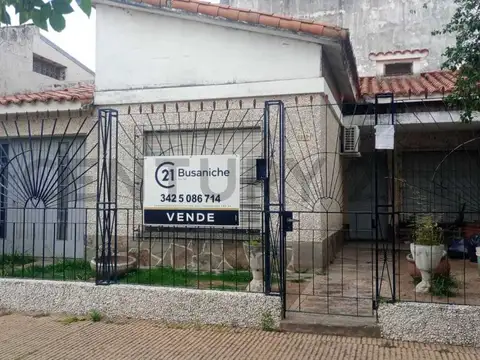 Venta casa 2/3 dormitorios. Cochera. Céntrico. Zona comercial.