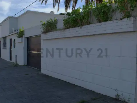 Marquez de Aviles entre Quintana y Arenales. Casa en Venta de 3 dormitorios