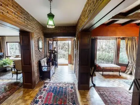 Casa 8 ambientes con 5 baños