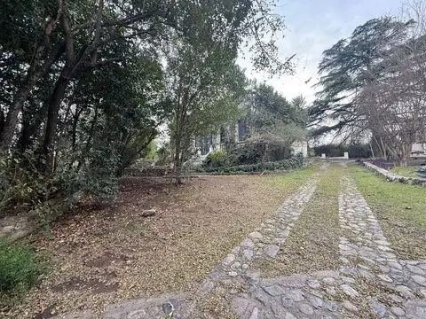 Casa 9 ambientes con 2 baños