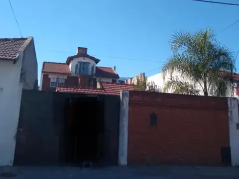 VENTA DE CASA 4 AMBIENTES! EN LOTE DE 9X24 EXCELENTE UBICACIÓN! (TOMA AUTO)