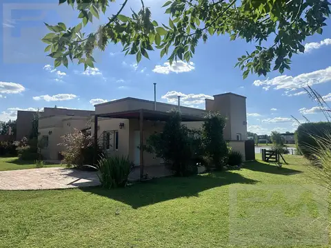 Casa en Venta con 4 cocheras