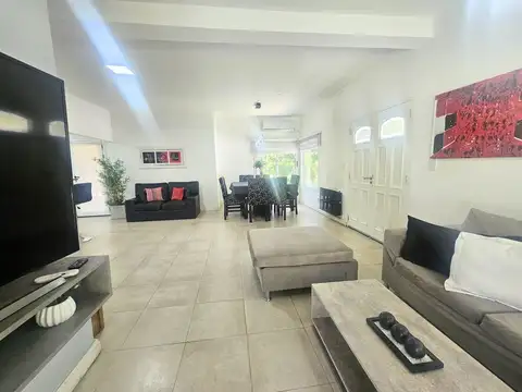 Casa 6 ambientes con 4 baños